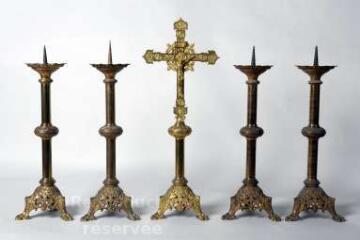 1 vue  - ensemble composé d'une croix d'autel et de quatre chandeliers d'autel (garniture d'autel n° 1) (ouvre la visionneuse)
