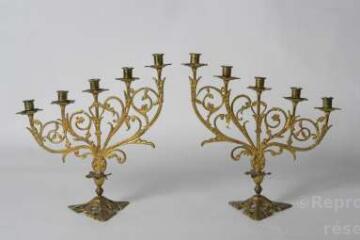 1 vue  - ensemble composé de deux chandeliers à branches d'église (n° 2) (ouvre la visionneuse)