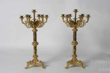 1 vue  - ensemble composé de deux chandeliers à branches d'église (n° 5) (ouvre la visionneuse)