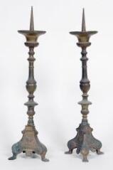 1 vue  - ensemble composé de deux chandeliers d'autel (n° 4) (ouvre la visionneuse)