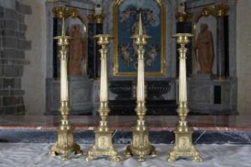 1 vue  - ensemble composé de quatre chandeliers d'autel (n° 3) (ouvre la visionneuse)