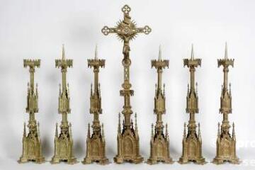1 vue  - ensemble composé d'une croix d'autel et de six chandeliers d'autel (garniture d'autel n° 2) (ouvre la visionneuse)