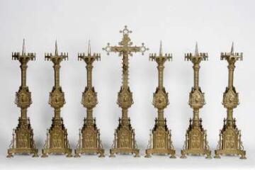 1 vue  - ensemble composé d'une croix d'autel et de six chandeliers d'autel (garniture d'autel n° 1) (ouvre la visionneuse)