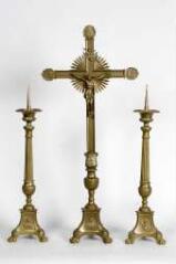1 vue  - ensemble composé d'une croix d'autel et de deux chandeliers d'autel (garniture d'autel n° 2) (ouvre la visionneuse)