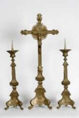 1 vue  - ensemble composé d'une croix d'autel et de deux chandeliers d'autel (garniture d'autel n° 3 ) (ouvre la visionneuse)