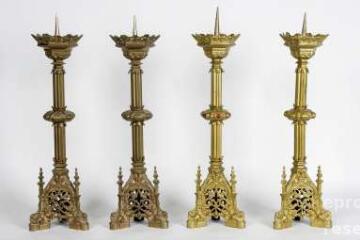 1 vue  - ensemble composé de quatre chandeliers d'autel (n° 1) (ouvre la visionneuse)