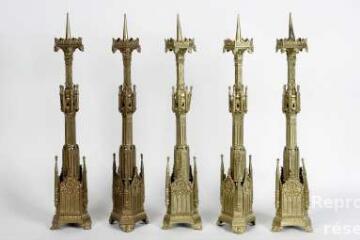 1 vue  - ensemble composé de cinq chandeliers d'autel (ouvre la visionneuse)