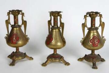 1 vue  - ensemble composé de trois vases d'autel (ouvre la visionneuse)