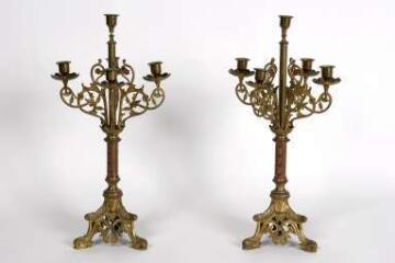 1 vue  - ensemble composé de deux chandeliers à branches d'église (n° 4) (ouvre la visionneuse)