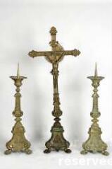1 vue  - ensemble composé d'une croix d'autel et de deux chandeliers d'autel (garniture d'autel n° 1) (ouvre la visionneuse)
