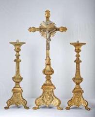 1 vue  - croix d'autel et quatre chandeliers d'autel (garniture d'autel) (ouvre la visionneuse)