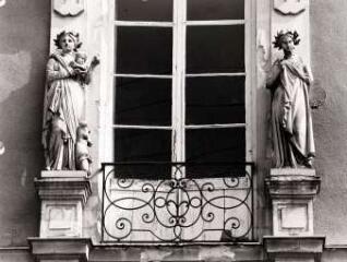 1 vue  - ensemble de 2 statues : La sculpture, La peinture (ouvre la visionneuse)