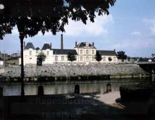 1 vue  - usine textile dite Notre-Dame d'Avesnières, actuellement Les Tissus d'Avesnières (ouvre la visionneuse)