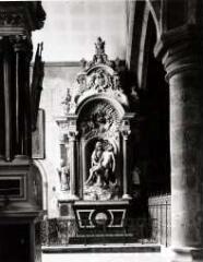 1 vue  - ensemble de l'autel secondaire de Notre-Dame de pitié (autel, retable) (ouvre la visionneuse)