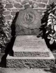 2 vues  - tombeau du Douanier Rousseau (ouvre la visionneuse)