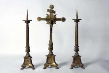 2 vues  - ensemble composé d'une croix d'autel et de trois chandeliers d'autel (garniture d'autel) (ouvre la visionneuse)
