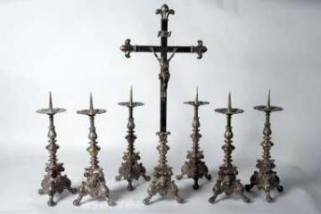 3 vues  - ensemble composé d'une croix d'autel et de six chandeliers d'autel (garniture d'autel n° 2) (ouvre la visionneuse)