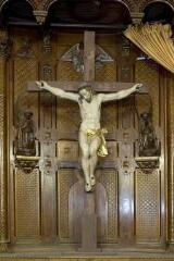 2 vues  - statue : Christ en croix (ouvre la visionneuse)
