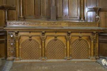 2 vues  - ensemble composé d'un maître-autel et d'un tabernacle (ouvre la visionneuse)