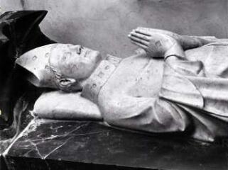 2 vues  - statue de gisant (grandeur nature) : Guillaume Ouvrouin (ouvre la visionneuse)