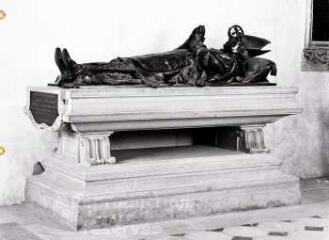 2 vues  - monument funéraire de Monseigneur Bougaud (ouvre la visionneuse)