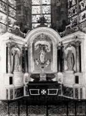 2 vues  - ensemble de l\'autel secondaire Notre-Dame des Anges (ouvre la visionneuse)