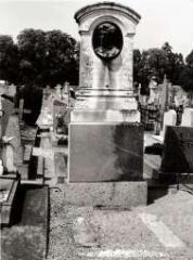 2 vues  - tombeau de Fernand Reverdi (ouvre la visionneuse)