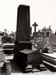 2 vues  - tombeau de Thomas Naudet (ouvre la visionneuse)